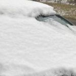 Conductor que juega Peek-A-Boo a través de un parabrisas cubierto de nieve gana una multa de $553