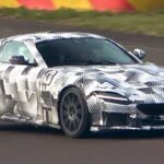 El nuevo Ferrari V12, espiado derrapando en pista