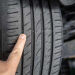 Cómo comprobar la profundidad del dibujo de un neumático