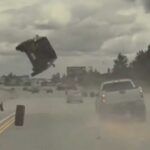 A Kia Soul-Salta por los aires tras chocar contra la rueda de a pick-up