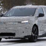 Un nuevo eléctrico de Peugeot o Renault, camuflado en la nieve