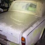 un Mercedes y un Rolls aparecen en un almacén